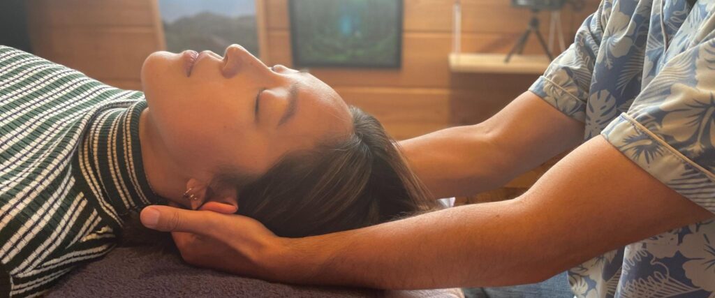 頭部にやさしく触れながら自律神経を整えるオステオパシー整体の施術風景