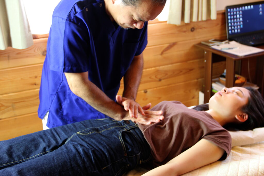 生理痛に関連するお腹まわりの施術（手元の様子）