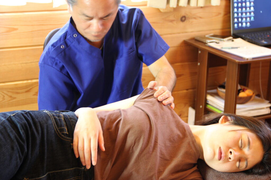 身体全体のバランスを整える整体の様子