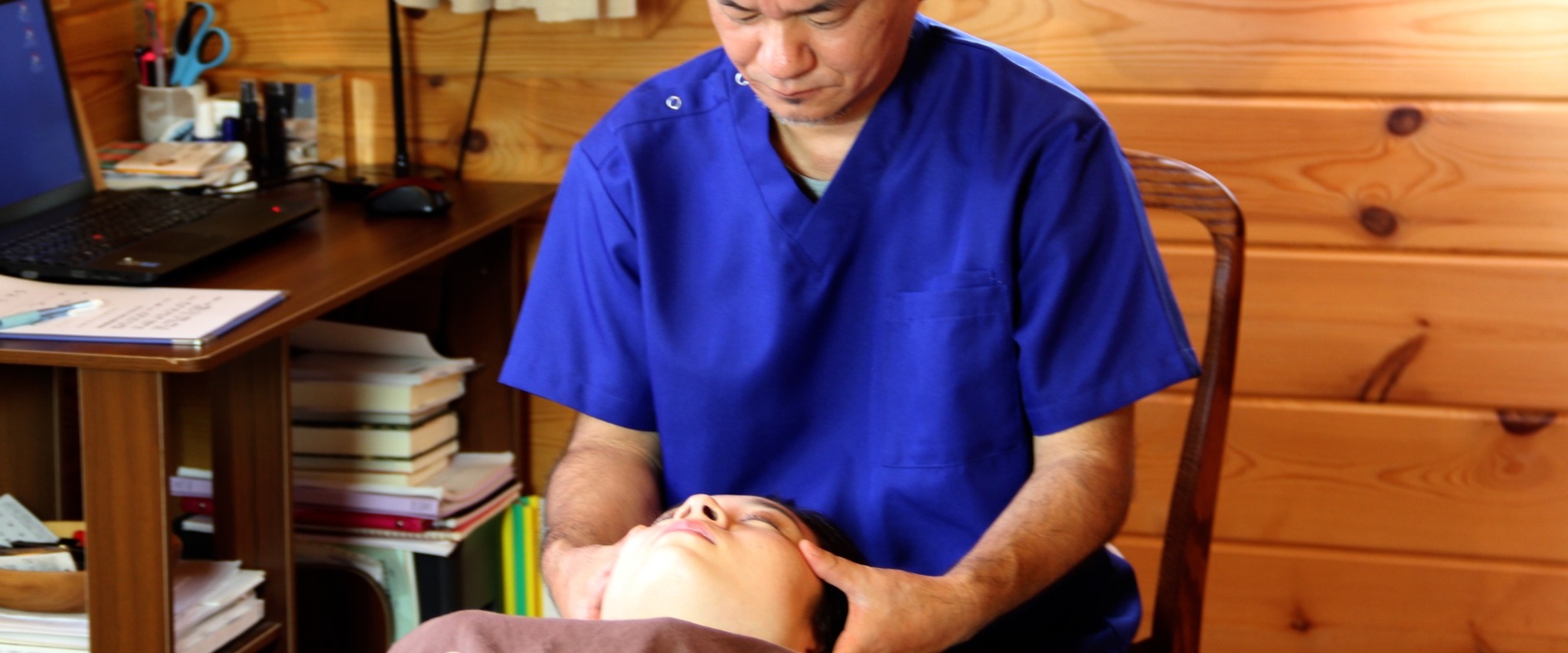 ONE DROP整体院で頭の施術を受けてる女性患者さん