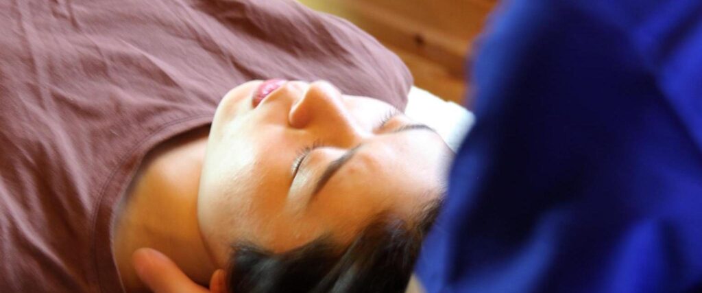 頭や自律神経の状態を整える施術の様子