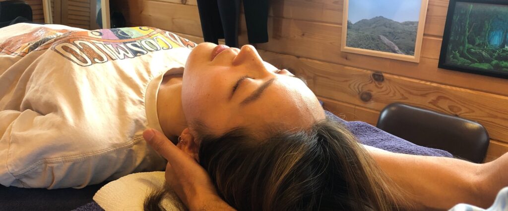 ムチウチの方に対して頭部と首をやさしく整えている施術風景