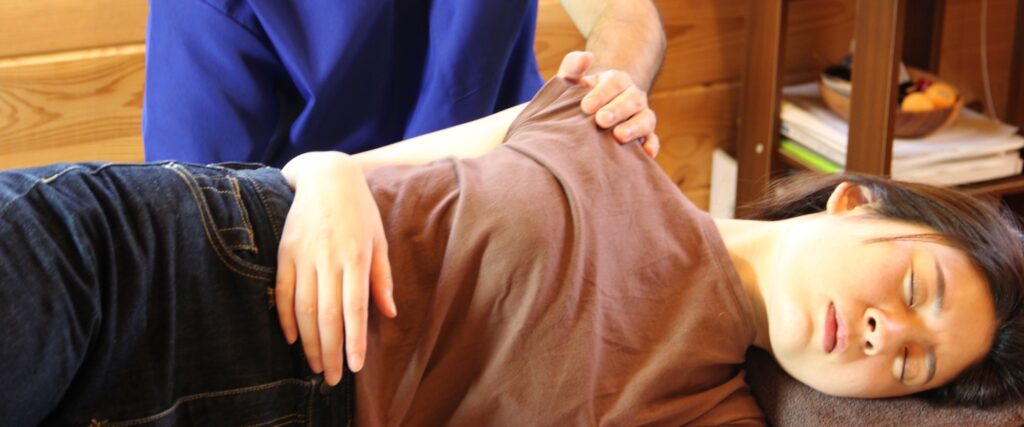 慢性腰痛に対して全身を整える整体の施術風景