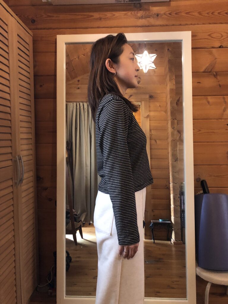 姿勢の崩れや骨盤の歪みをチェックしている様子