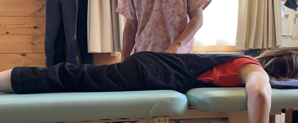 「腰に痛みの自覚がない方の腰まわりを施術している様子|つくば市 ONE DROP整体院」
